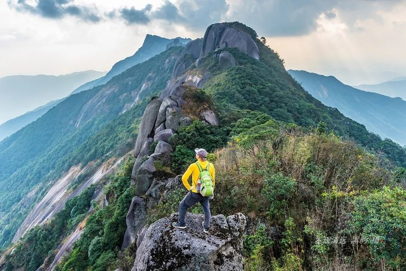 广东第一奇峰冷瓮顶,山脊堆积着万吨巨石阵
