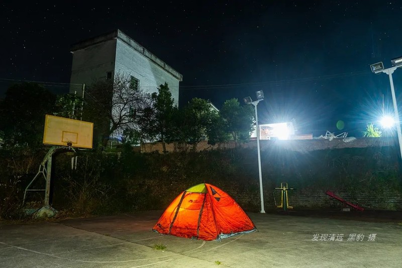 广东第一奇峰冷瓮顶,山脊堆积着万吨巨石阵