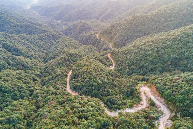 广东第一奇峰冷瓮顶,山脊堆积着万吨巨石阵
