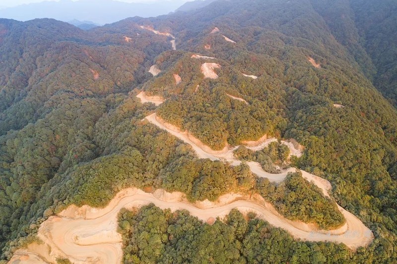 广东第一奇峰冷瓮顶,山脊堆积着万吨巨石阵