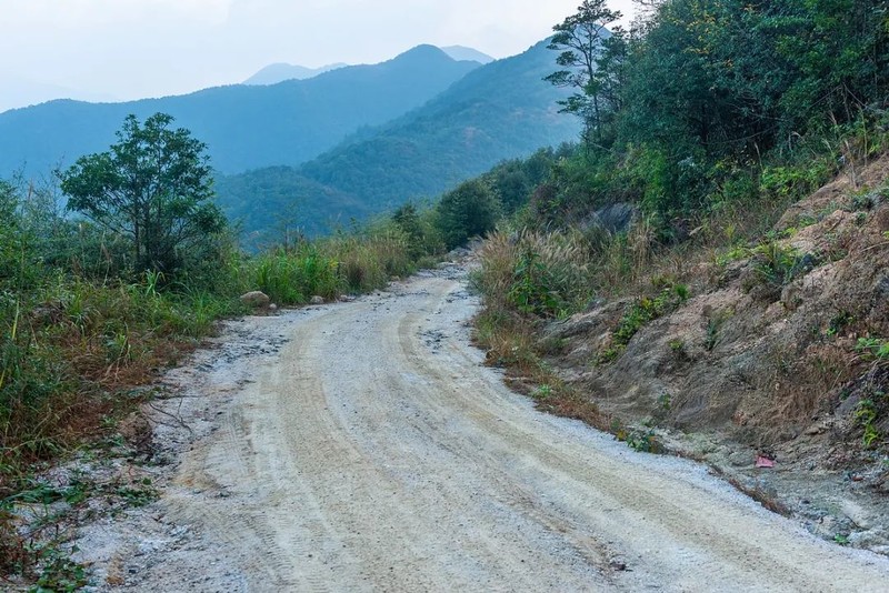 广东第一奇峰冷瓮顶,山脊堆积着万吨巨石阵