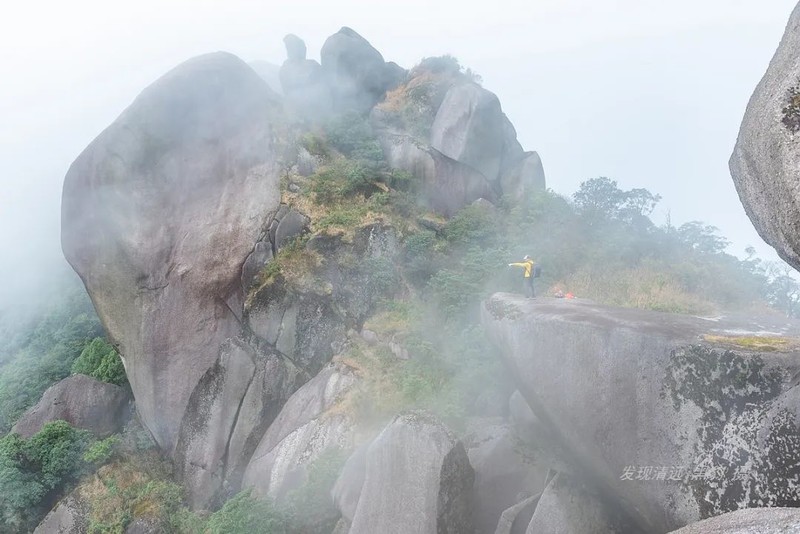 广东第一奇峰冷瓮顶,山脊堆积着万吨巨石阵