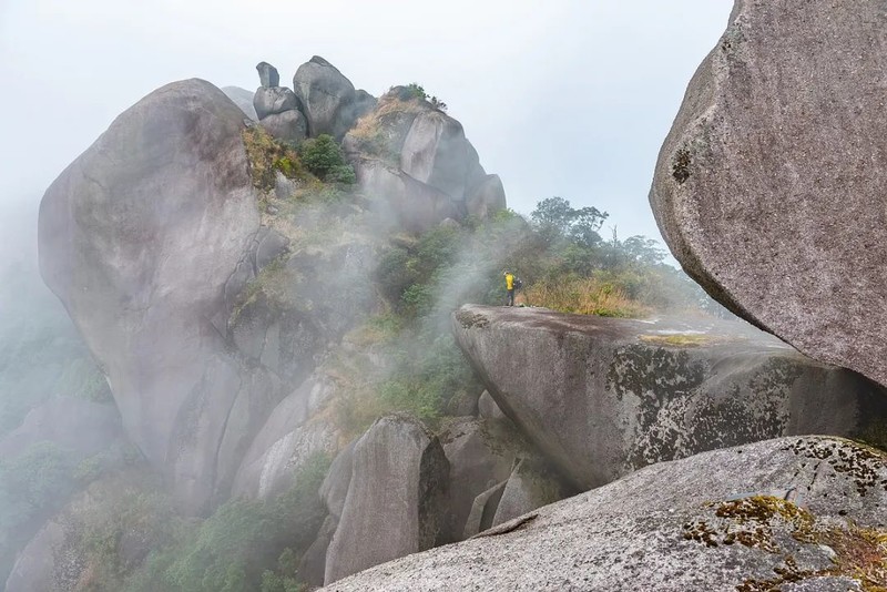 广东第一奇峰冷瓮顶,山脊堆积着万吨巨石阵