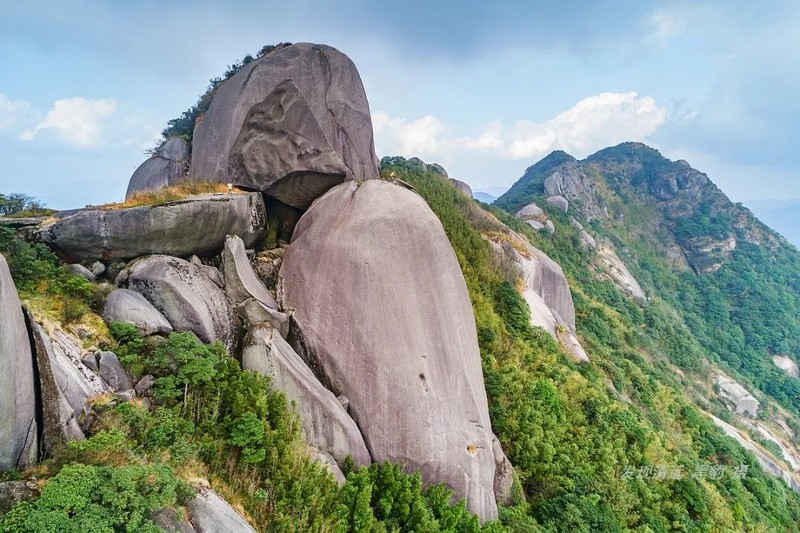 广东第一奇峰冷瓮顶,山脊堆积着万吨巨石阵