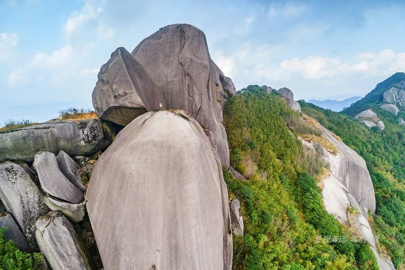 广东第一奇峰冷瓮顶,山脊堆积着万吨巨石阵
