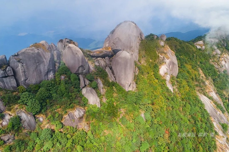 广东第一奇峰冷瓮顶,山脊堆积着万吨巨石阵