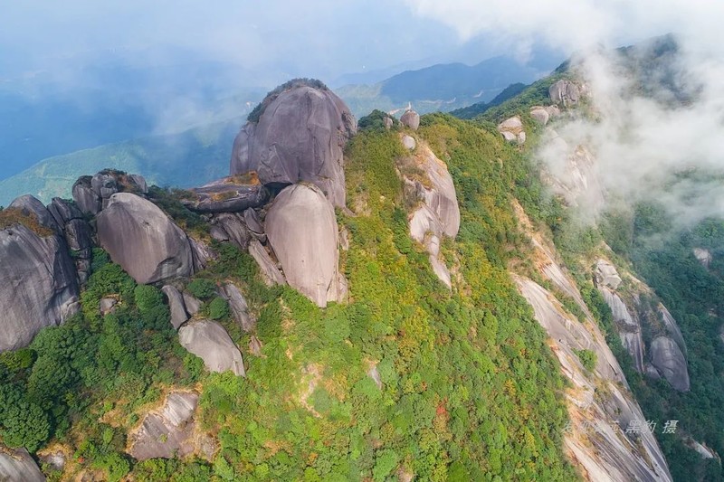 广东第一奇峰冷瓮顶,山脊堆积着万吨巨石阵