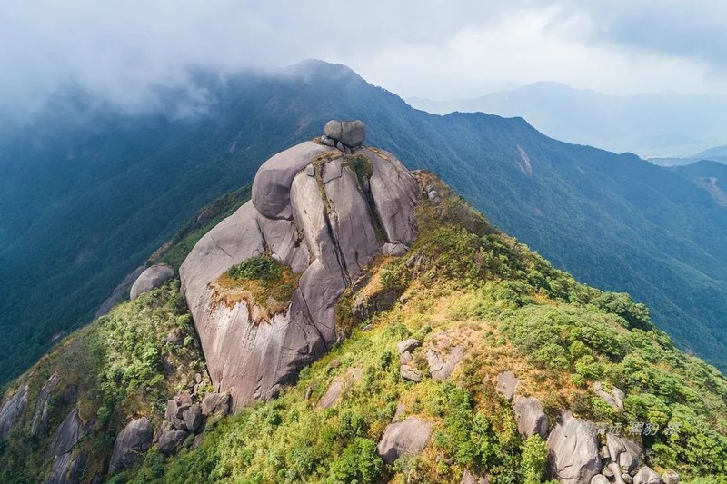 广东第一奇峰冷瓮顶,山脊堆积着万吨巨石阵