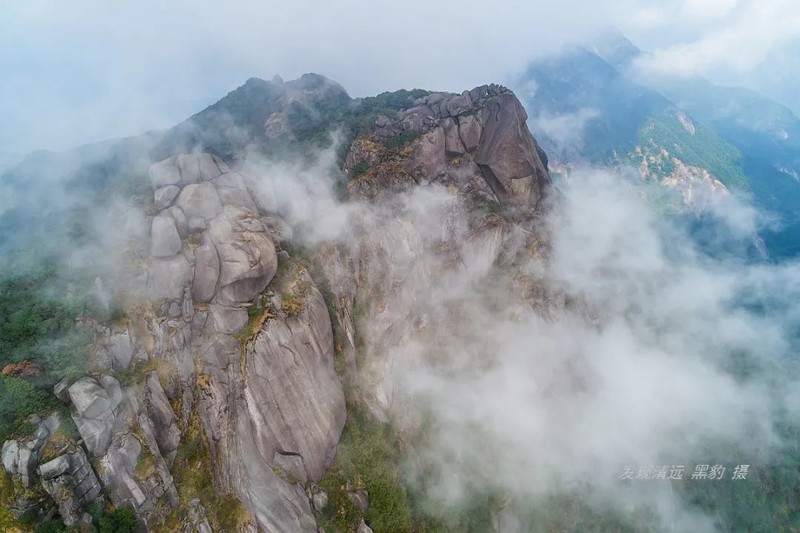 广东第一奇峰冷瓮顶,山脊堆积着万吨巨石阵