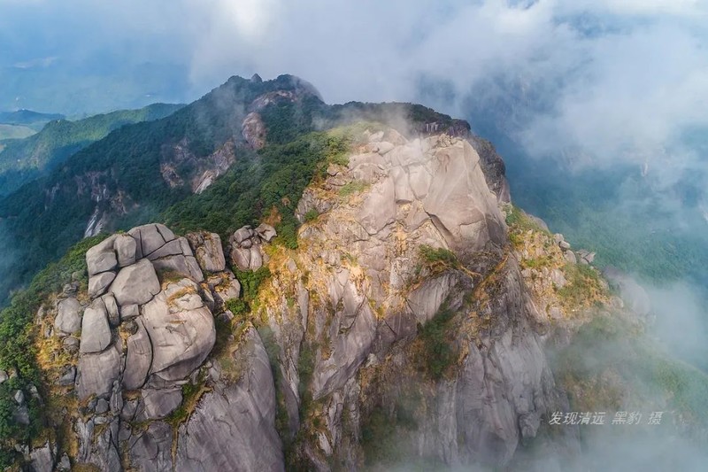 广东第一奇峰冷瓮顶,山脊堆积着万吨巨石阵