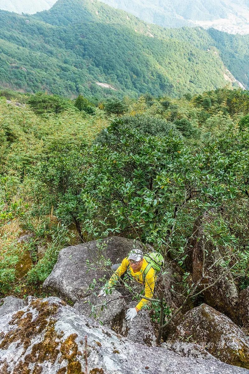 广东第一奇峰冷瓮顶,山脊堆积着万吨巨石阵