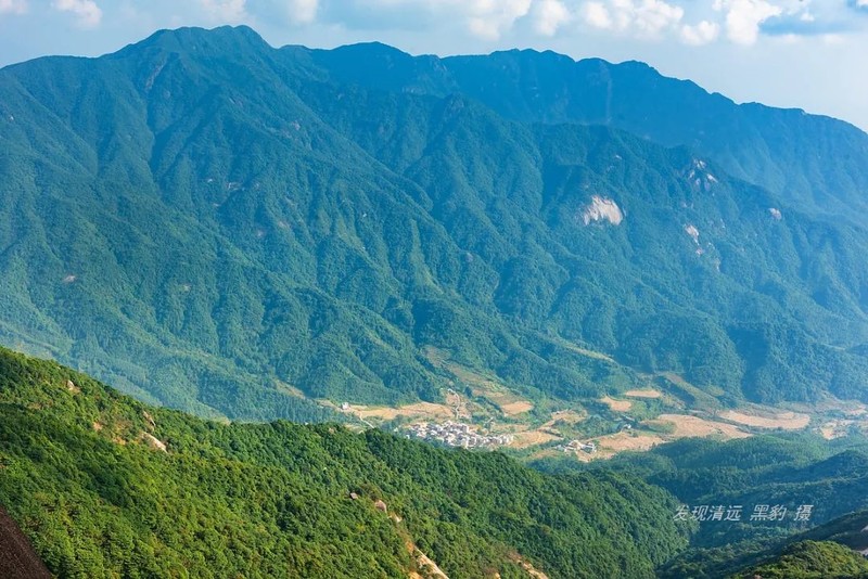 广东第一奇峰冷瓮顶,山脊堆积着万吨巨石阵