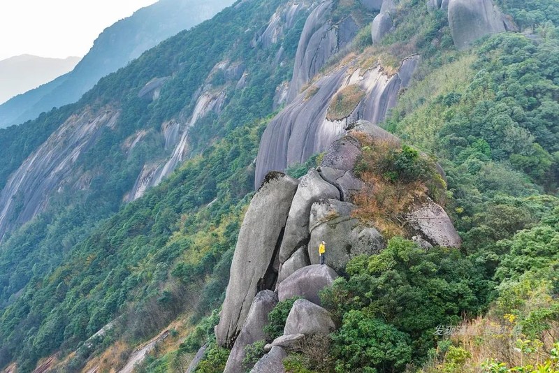 广东第一奇峰冷瓮顶,山脊堆积着万吨巨石阵