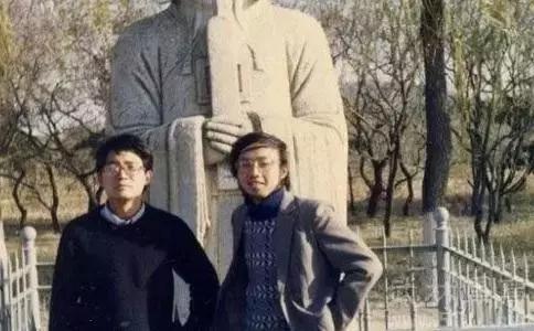 海子：10岁上高中，15岁考入北大，25岁卧轨自杀，留下9字遗言！