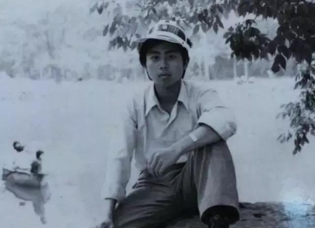 海子：10岁上高中，15岁考入北大，25岁卧轨自杀，留下9字遗言！