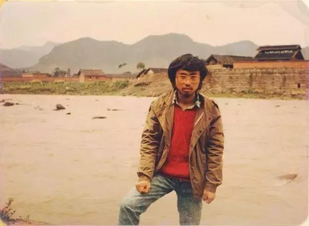 海子：10岁上高中，15岁考入北大，25岁卧轨自杀，留下9字遗言！