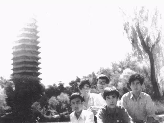 海子：10岁上高中，15岁考入北大，25岁卧轨自杀，留下9字遗言！