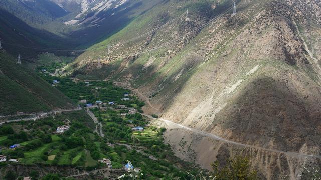 川藏公路上又有2处垭口风景将要消失，想看要趁早啊