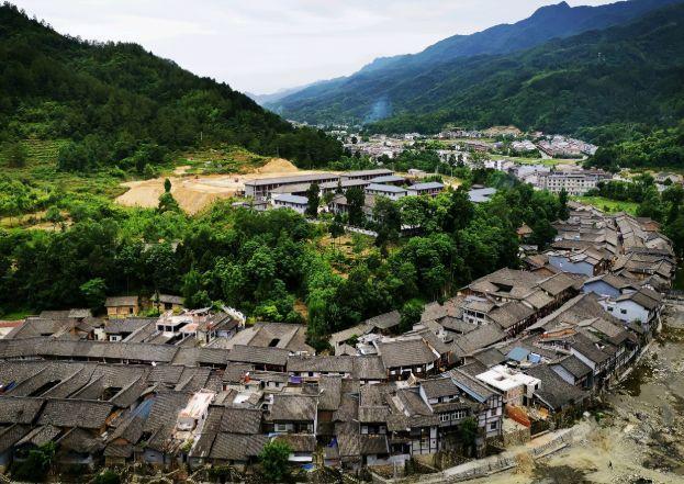 中国一座古镇，一条街“横跨3省”，却因一棵树出名