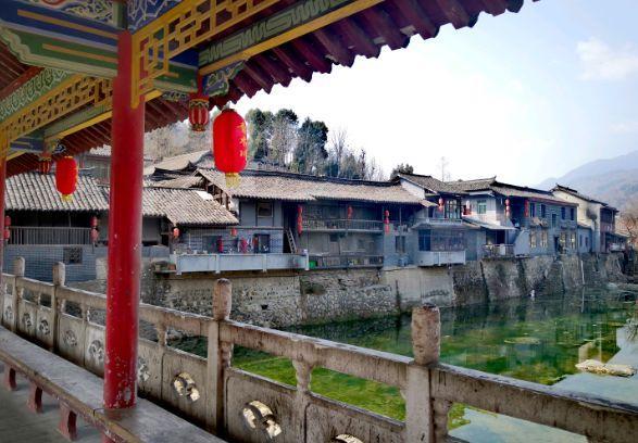 中国一座古镇，一条街“横跨3省”，却因一棵树出名