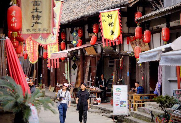 中国一座古镇，一条街“横跨3省”，却因一棵树出名