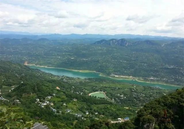 你知道恩施之巅吗，绝壁间有一条垂直狭缝，远远望着就很惊险