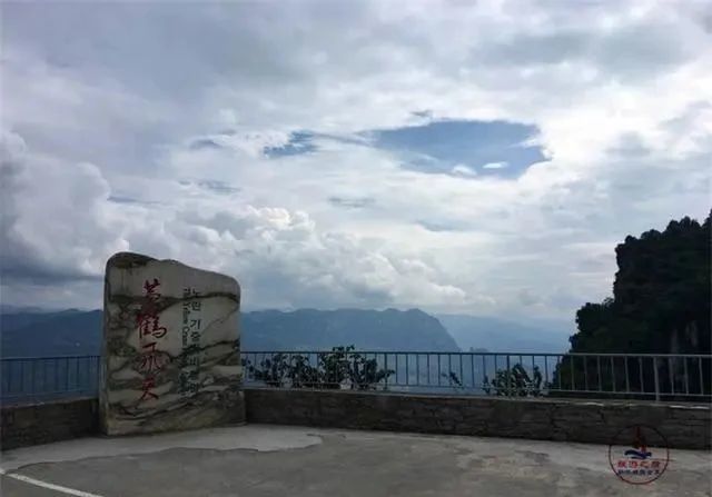 你知道恩施之巅吗，绝壁间有一条垂直狭缝，远远望着就很惊险