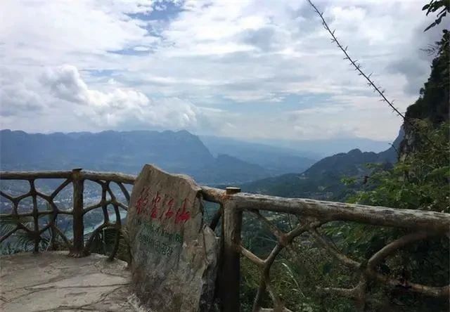 你知道恩施之巅吗，绝壁间有一条垂直狭缝，远远望着就很惊险