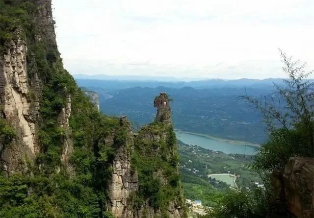 你知道恩施之巅吗，绝壁间有一条垂直狭缝，远远望着就很惊险