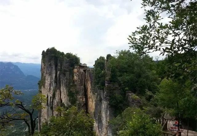 你知道恩施之巅吗，绝壁间有一条垂直狭缝，远远望着就很惊险