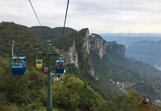 你知道恩施之巅吗，绝壁间有一条垂直狭缝，远远望着就很惊险