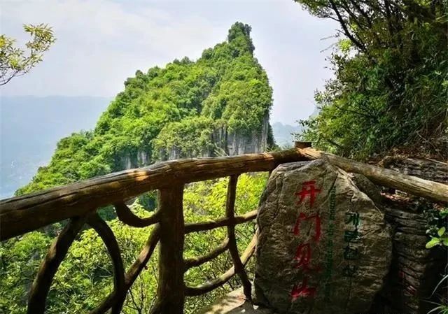 你知道恩施之巅吗，绝壁间有一条垂直狭缝，远远望着就很惊险