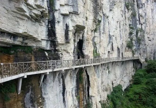 你知道恩施之巅吗，绝壁间有一条垂直狭缝，远远望着就很惊险