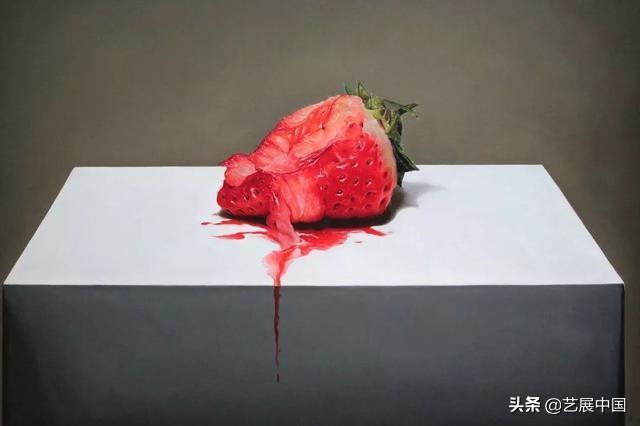 不知名画家画了一粒烂草莓，卖出20万天价，专家：你用放大镜细看