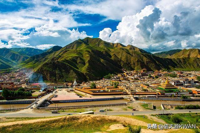 七八月份夏天的甘南草原，鲜花盛开，这里是通往香巴拉的驿站