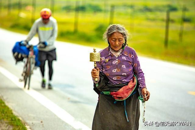 七八月份夏天的甘南草原，鲜花盛开，这里是通往香巴拉的驿站