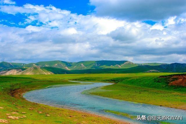 七八月份夏天的甘南草原，鲜花盛开，这里是通往香巴拉的驿站
