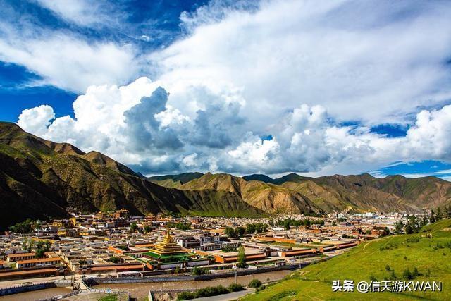 七八月份夏天的甘南草原，鲜花盛开，这里是通往香巴拉的驿站