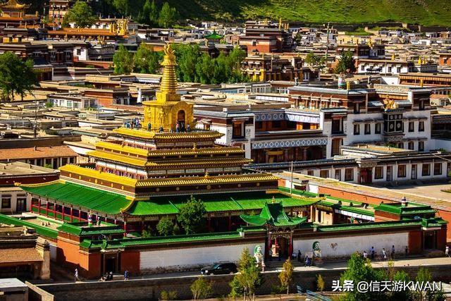 七八月份夏天的甘南草原，鲜花盛开，这里是通往香巴拉的驿站