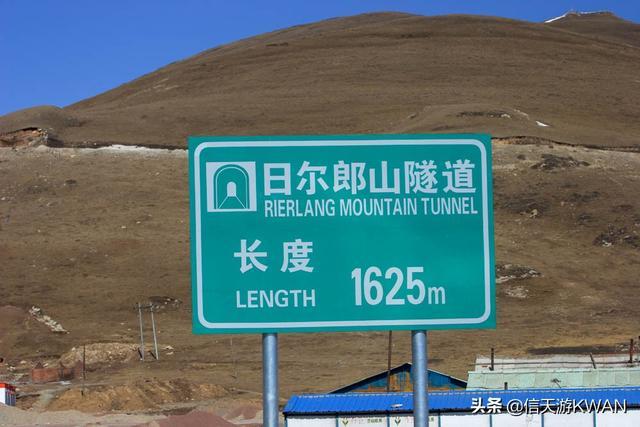 七八月份夏天的甘南草原，鲜花盛开，这里是通往香巴拉的驿站