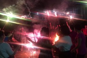 快乐的篝火晚会