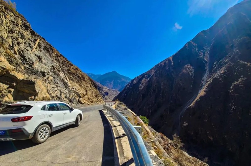 △横断山脉上的滇藏线/作者供图