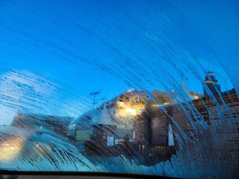 △在飞来寺过夜的汽车，早晨在车窗上结满了冰花/作者供图