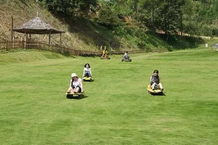 「超值游玩」12.08 华东最大滑草场,在“浙北呼伦贝尔草原”撒欢