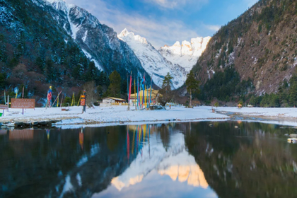 《雨崩徒步5日，全年多排期》 天堂在左，雨崩在右，最低2人成团，雨崩村、神瀑、冰湖5日徒步~