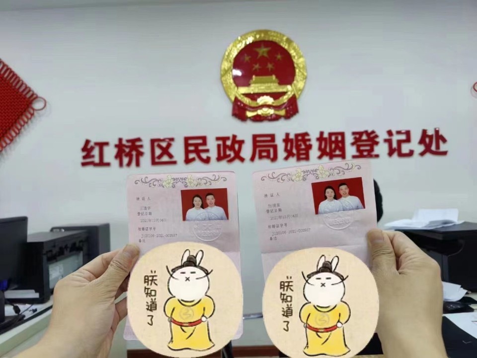 恭喜又一对 在爱旅活动相识结婚 去年夏天漂流活动认识的 如今已经一家三口了