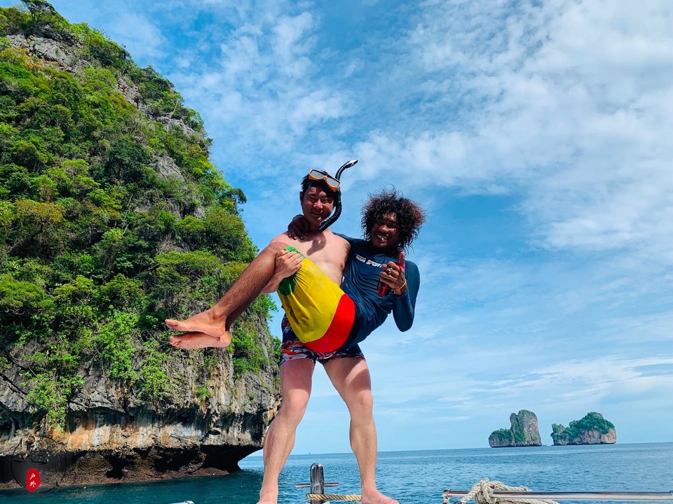 F9A5A930-A194-498B-8682-60F0F7D108FC