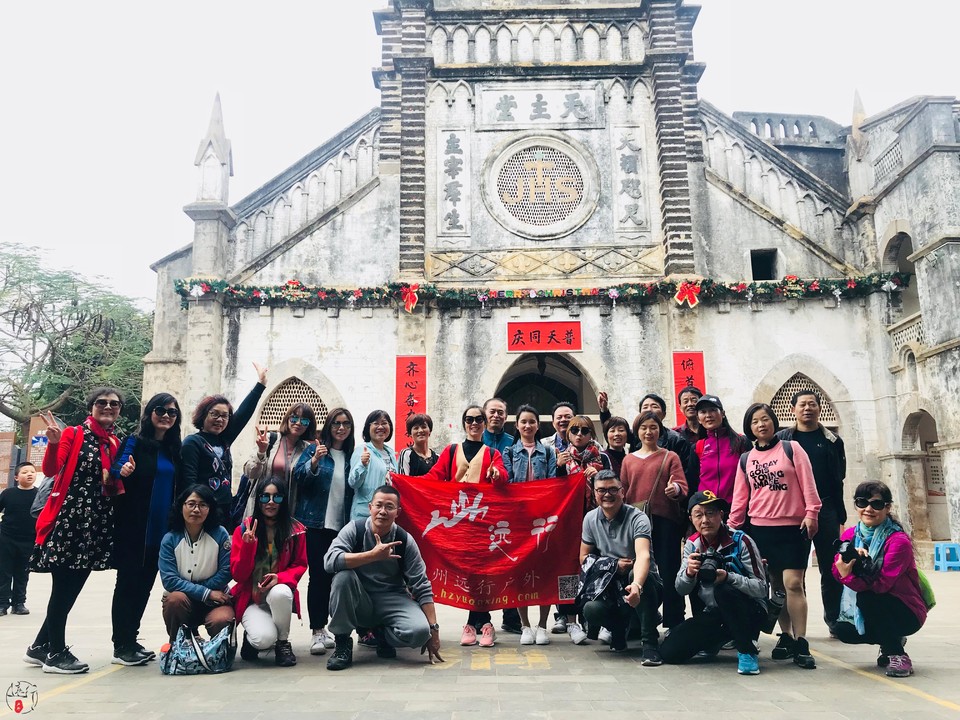 教堂前的大合影