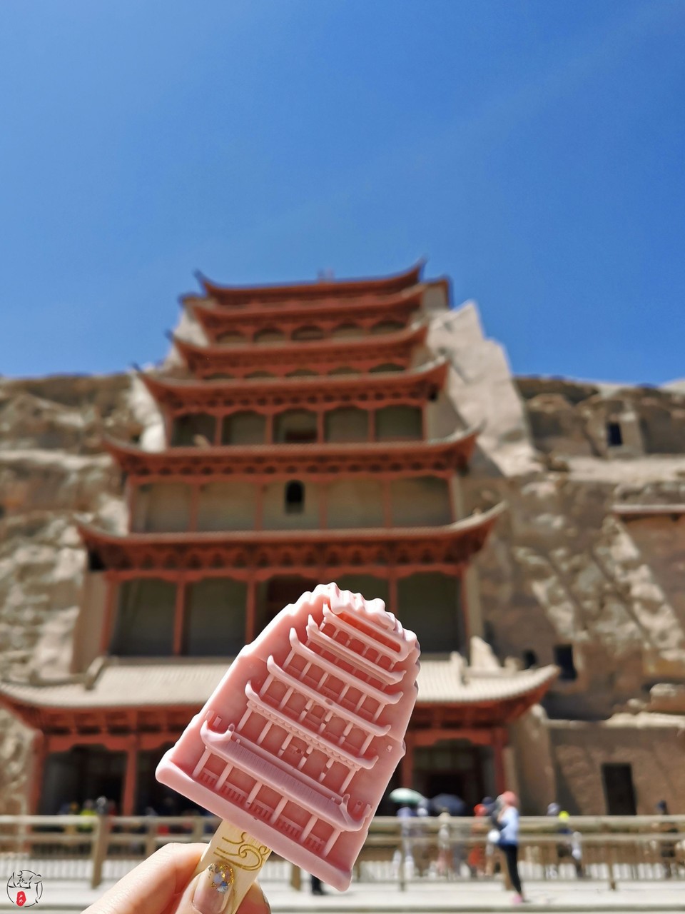 尝试了下莫高窟的雪糕，果然，很适合拍照……