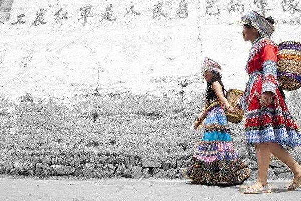 【踏春徒步】徒步丹霞地貌新昌外婆坑、挖笋、摘野菜、踏青之旅【公司团建单日计划】